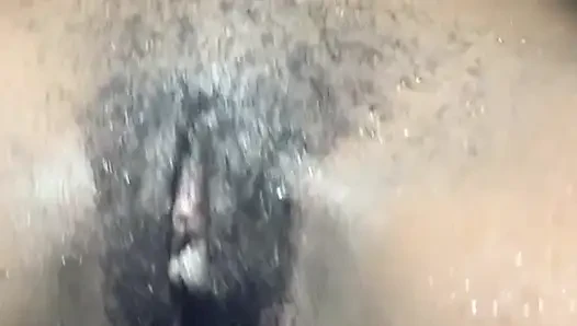 Browngurl234'un banyosu şehvetli vibes andtwerk energy'i parlıyor