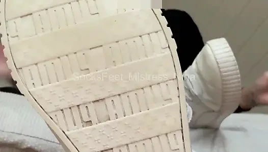 Beyaz çoraplarımı görüyor musun?  İzin sonra gelir.