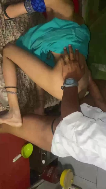 Волнующий момент из "Невестка деревни дези имеет своего любовника"