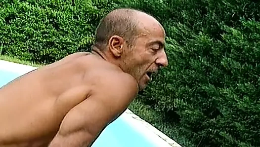 İki çarpıcı Fransız sarışınla açık havada üçlü seks