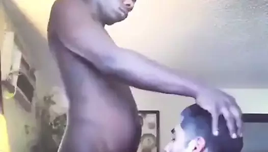 Adam siyah çocuğun horoz boğuluyor