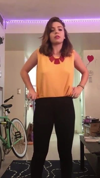 Sutyensiz kız ciddi olmaya çalışır