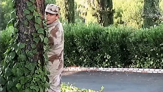 Kıllı orta yaşlı seksi kadın fışkırtarak orgazm patlamaya kadar parmaklanıyor