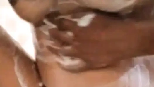 Hintli kız banyoda banyo yapıyor - ateşli asmr videosu