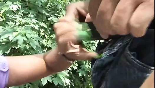 Parkta büyük yarak emiyor