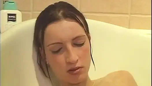 Banyoda canavar biseksüel anal üçlü seks