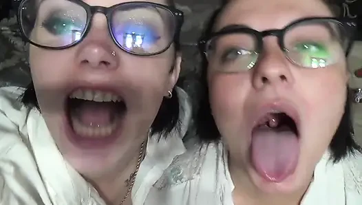 İki iş kadını seni bütün yemeden önce ağızlarıyla ve dilleriyle seni alay ediyor!