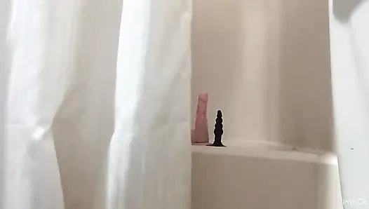 Orta yaşlı seksi kadın duşta kendimle oynuyor