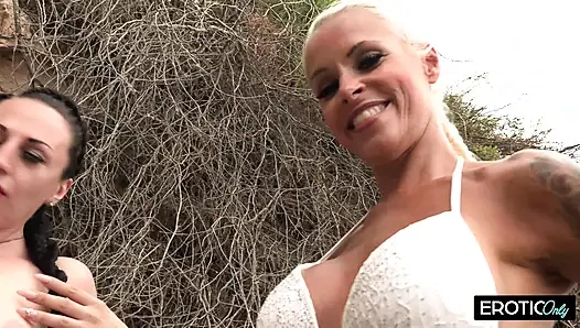 İki kız arkadaş, tatil tanıdıklarının bagajını emiyor