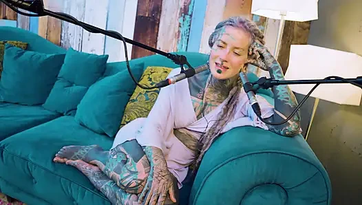 B hakkında konuşuyorum - bordem - asmr podcast sfw konuşuyor gotik sıska kız dreadlocks dövmeli model dövmeli kız