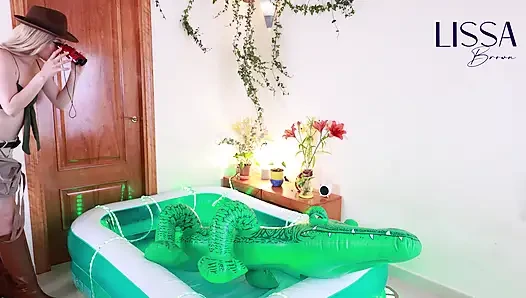 Safari kaşifi, şişme timsahı domine eder, tokat atar ve idrar yapar