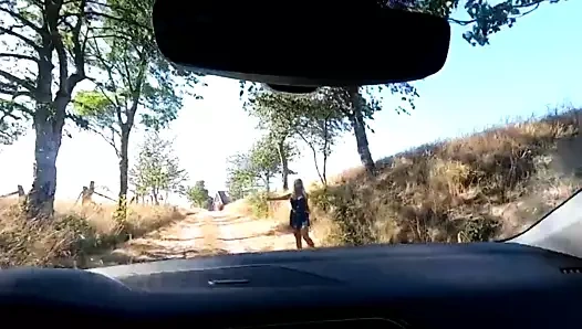 Amanda bredan masturbates içinde araba