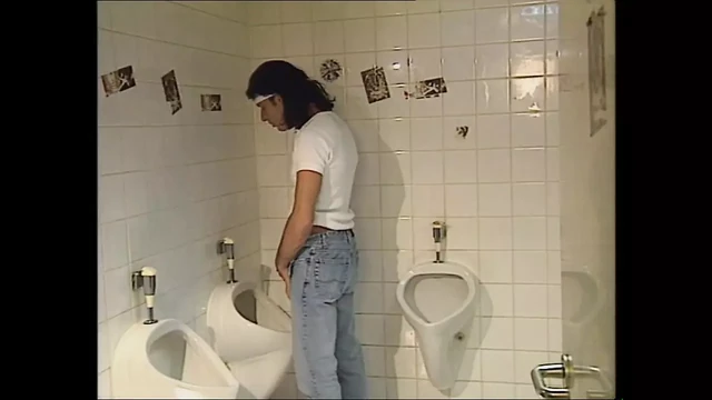 Kulübün banyosunda azgın grup seks