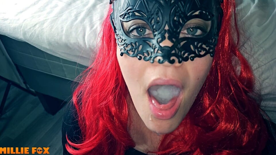 Cosplay ve çok döl - orta yaşlı seksi kadın büyük bir döl yutuyor - millie fox