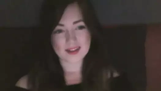 Güzel İngiliz kız masturbasyon yapmak izliyor