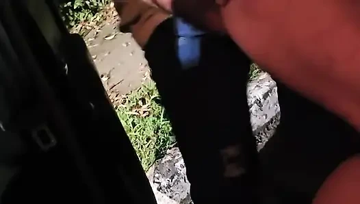 Yaptığına inanılır gibi değil. Yaramaz ateşli evli kadın yaraklı erkekle sikişiyor