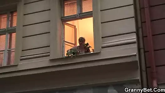 Yabancı arkadan eski anneanne sikikleri