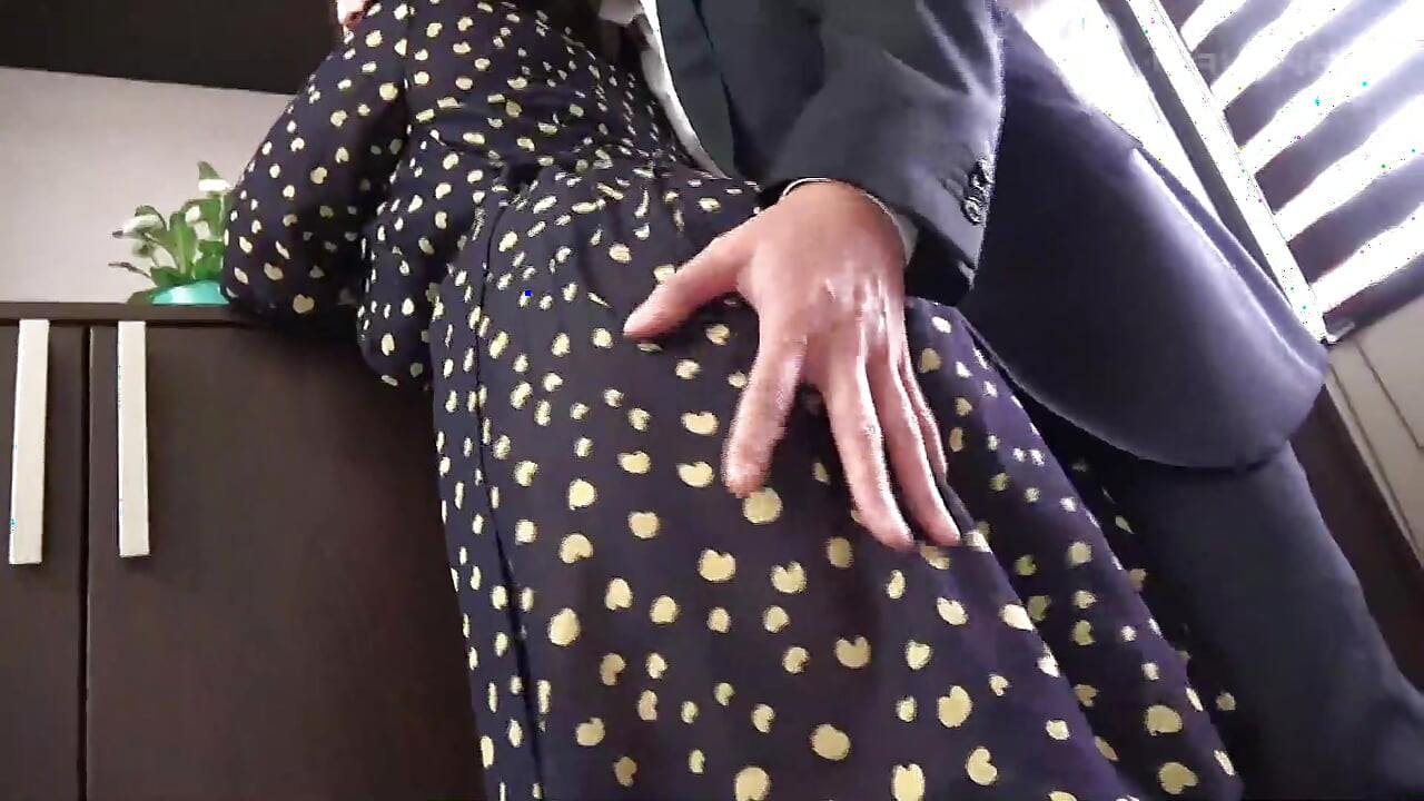Kanna Shinozaki - Evli Kadın Kocasının Patronu Tarafından Aldatırken Yakalandı: Bölüm 1
