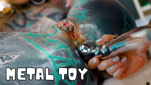 Ateşli yıldızları dövmeli lezbiyen yağ kaygan paylaşılan metal oyuncak