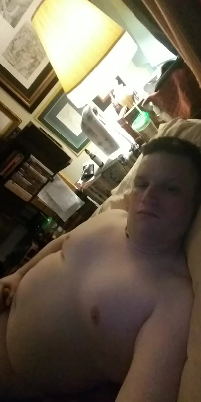 Гладкая симпатичная пухлая молодая гей-парень мастурбирует свой маленький пенис