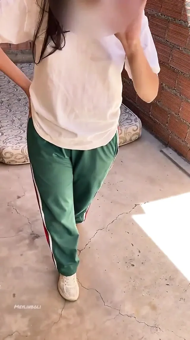 Полное видео Школьница раздевается догола в школе и трахается со своим одноклассником