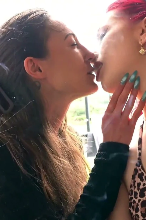 Dört kız bikinili sigara içiyor