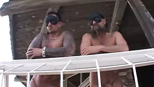 Premium sürtük gags üzerinde iki kalın musluklar ve kırlangıçlar yükler sonra 3some