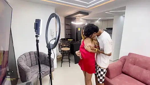 Üvey kız kardeşim beni sikişmeye ve sıkı amına boşalmaya davet ediyor