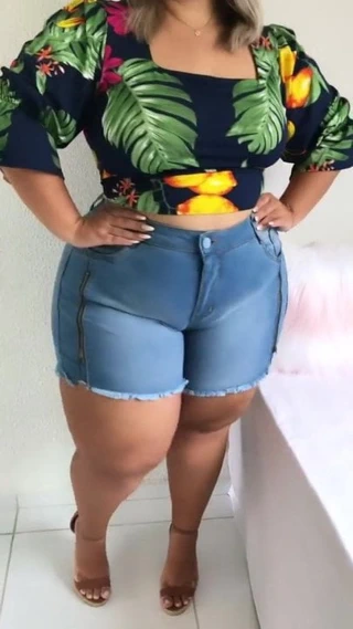 Gorda de shortinho colada