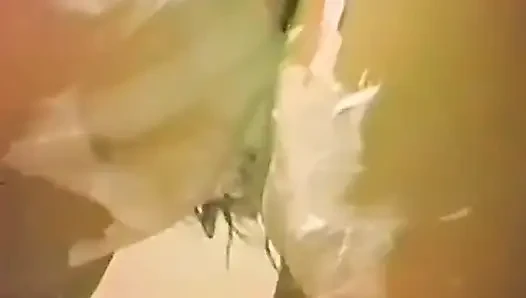 Amatör ev hanımı küvette kendini bağlıyor