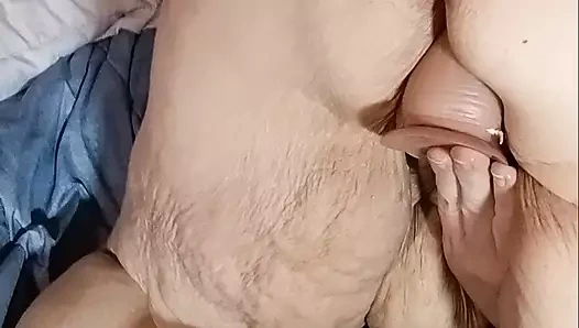 Kadın üstüne yığılmış ve yarağına boşalıyor