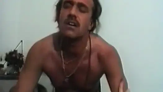 Domaltarak sikilmeyi seven çoraplı Alman bebek