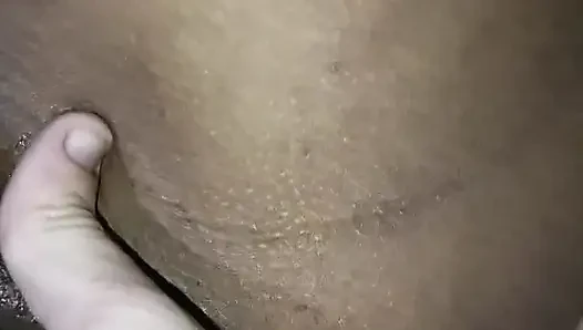 Zenci sıska karım yumrukla sikişiyor ve fışkırtıyor