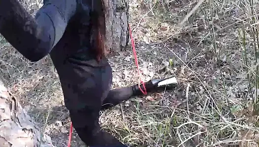 Ormanda açık havada seks. Seksi kıyafetler ve yüksek topuklu ayakkabılar giyiyor, bağlı, boğazlanıyor ve sikiliyor