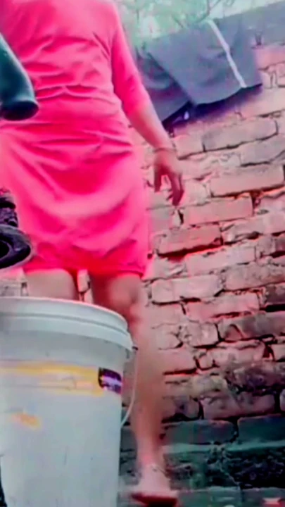 Ateşli Pencaplı genç kız seksi bir banyo yapıyor | Klip 3