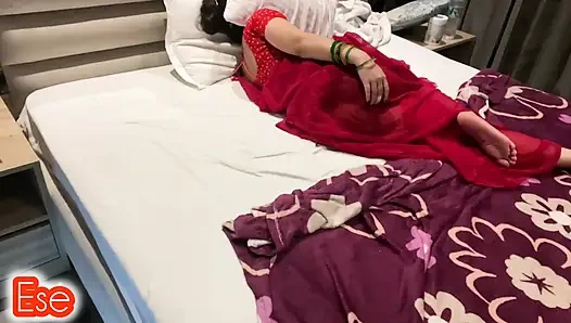 Hintli teyze oğlanla arkadan sikiliyor