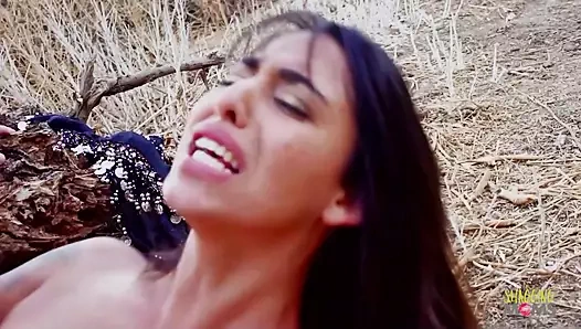 Dövmeli piliç bir horoz emmek için ihtiyaç duyar