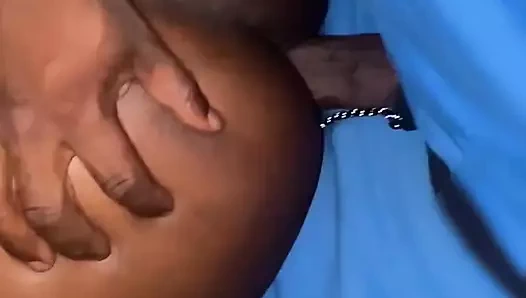 Çikolata götü erkek arkadaşının evine bırakmadan önce sikiliyor. Sadece hızlı bir deli istediğini söyledi