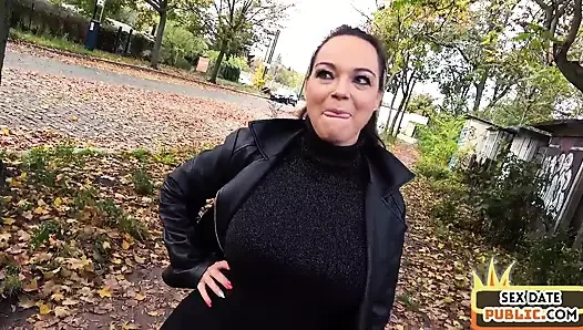 Halka açık büyük götlü ve büyük memeli orta yaşlı seksi kadın açık havada seks randevusu tarafından sikiliyor