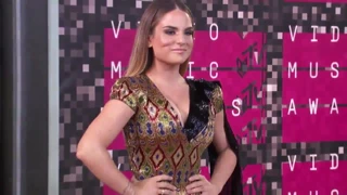 Jojo levesque mt v ödüllerinde sıcak sigara içiyor