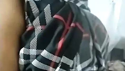 Hintli ateşli kız erkek arkadaşı tarafından göğüslerini ovuyor.