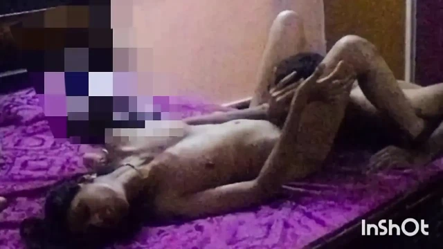 Zayıf Hintli evli kadın yalıyor ve derin seks yapıyor