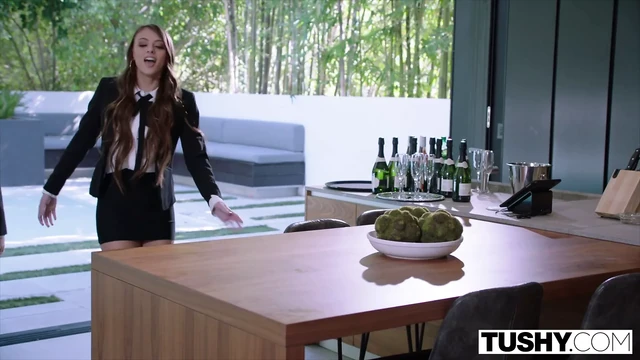 TUSHY У нее есть секретный способ снять стресс