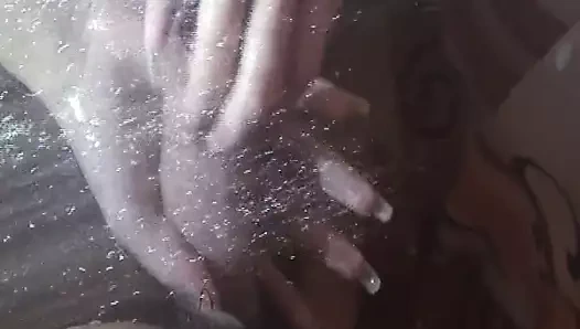 Uzun tırnaklar duş altında horoz ve oral seks ile oynamak