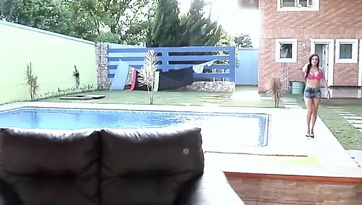 Açık havada sikişten sonra döl damlayan memeler yalanıyor