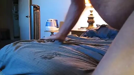 Kocamın götünü yalıyorum, takma yarakla sikiyorum ve prostatını sağıyor