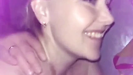 Karısı kocasının fri ile önünde sikmek için utangaç