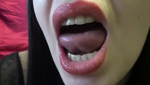 Dil ve tükürme oyunu ile çok alay ediyor