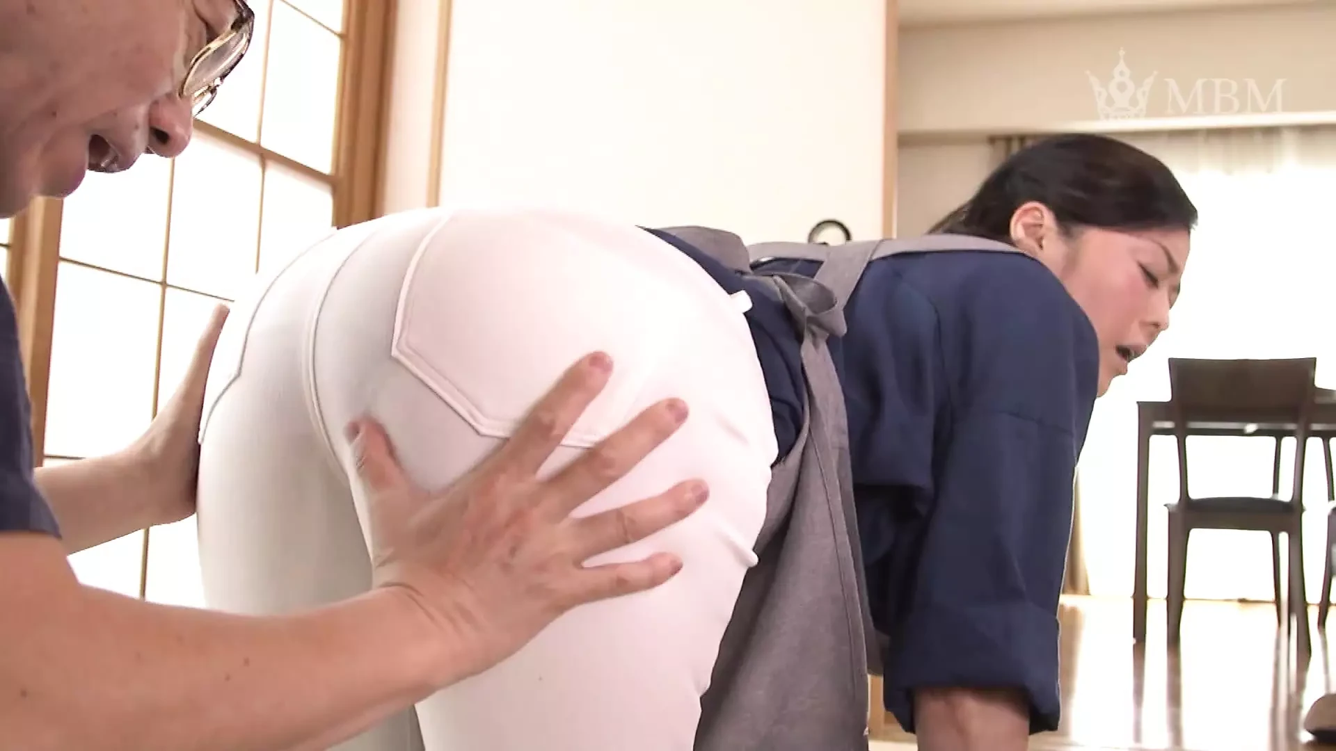 M599G12 I can't get anything because I'm worried about Home Helper's Muchim Chideka's buttocks! Let your butt touch!