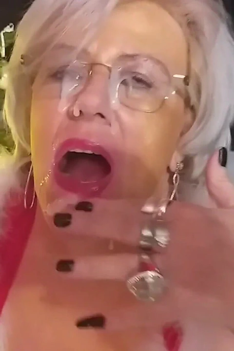 Alman nine en ateşli Noel'i çok eğlenerek kutluyor